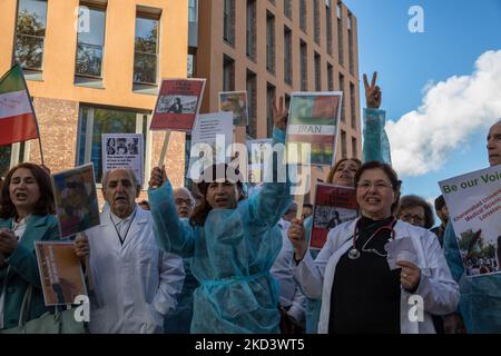 Berlin, Allemagne. 5th novembre 2022. Des manifestants se sont rassemblés au Foreign Office de Berlin pour protester contre la violence contre le personnel médical en Iran. Des médecins et des personnes du secteur de la santé y sont réunis sur 5 novembre 2022. (Credit image: © Michael Kuenne/PRESSCOV via ZUMA Press Wire) Banque D'Images