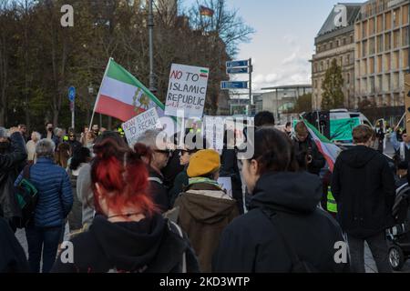 Berlin, Allemagne. 5th novembre 2022. Des manifestants se sont rassemblés à la porte de Brandebourg à 5 novembre 2022 pour protester contre le régime iranien. Signes lus femmes vie liberté, les droits de l'homme n'appartiennent pas seulement aux citoyens occidentaux et non à la république islamique. (Credit image: © Michael Kuenne/PRESSCOV via ZUMA Press Wire) Banque D'Images