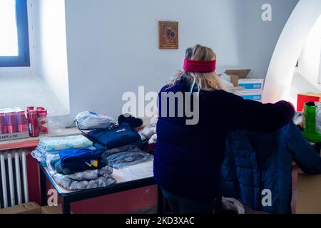 Les gens collectent des produits de première nécessité et des médicaments à envoyer en Ukraine, à Rieti, en Italie, sur 28 février 2022. (Photo de Riccardo Fabi/NurPhoto) Banque D'Images