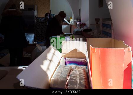 Les gens collectent des produits de première nécessité et des médicaments à envoyer en Ukraine, à Rieti, en Italie, sur 28 février 2022. (Photo de Riccardo Fabi/NurPhoto) Banque D'Images