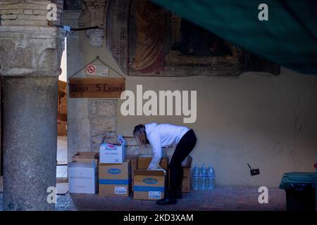 Les gens collectent des produits de première nécessité et des médicaments à envoyer en Ukraine, à Rieti, en Italie, sur 28 février 2022. (Photo de Riccardo Fabi/NurPhoto) Banque D'Images