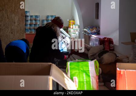 Les gens collectent des produits de première nécessité et des médicaments à envoyer en Ukraine, à Rieti, en Italie, sur 28 février 2022. (Photo de Riccardo Fabi/NurPhoto) Banque D'Images