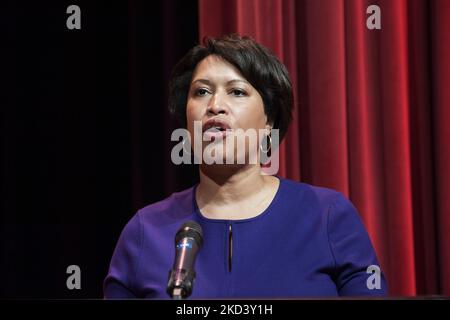 Le maire de DC, Muriel Bowser, a prononcé un discours sur l'héritage des Afroamericains lors de la célébration de la Journée des bailleurs de fonds de l'UDC 2022, aujourd'hui sur 17 février 2022 à l'Université du District de Columbia à Washington DC, aux États-Unis. (Photo de Lénine Nolly/NurPhoto) Banque D'Images