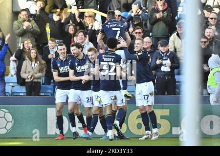 Jake Cooper de Millwall fête avec ses coéquipiers après avoir marquant le premier but de son équipe lors du match du championnat Sky Bet entre Millwall et Sheffield United au Den, Londres, le samedi 26th février 2022. (Photo par Ivan Yordanov/MI News/NurPhoto) Banque D'Images