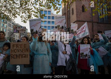 Berlin, Allemagne. 5th novembre 2022. Des manifestants se sont rassemblés au Foreign Office de Berlin pour protester contre la violence contre le personnel médical en Iran. Des médecins et des personnes du secteur de la santé y sont réunis sur 5 novembre 2022. (Credit image: © Michael Kuenne/PRESSCOV via ZUMA Press Wire) Banque D'Images