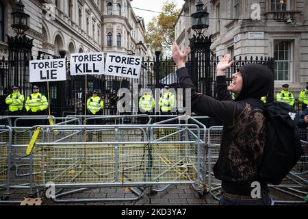 Londres, Royaume-Uni. 05th novembre 2022. Un manifestant crie et claque devant Downing Street. Des milliers de personnes descendent dans la rue pour une manifestation nationale. L'Assemblée des peuples proteste contre le manque d'action du gouvernement pour faire face à la crise du coût de la vie et appelle à des élections générales. Credit: Andy Barton/Alay Live News Banque D'Images