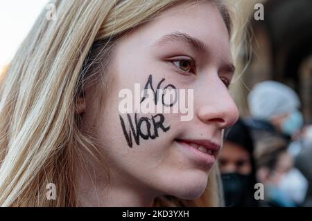 Une jeune fille sans slogan de guerre peint sur son visage à Pise, Italie, sur 28 février 2022. Alors que les troupes russes envahissent l'Ukraine, des manifestants anti-guerre se sont rassemblés dans le monde entier pour manifester contre l'agression russe. (Photo par Enrico Mattia Del Punta/NurPhoto) Banque D'Images