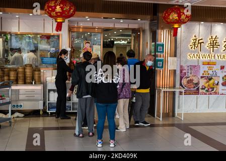 Les gens attendent de s'éloigner d'un restaurant traditionnel « Yum Cha » dimsum, à Hong Kong, en Chine, dans le contexte de la pandémie COVID-19, à Hong Kong, en Chine, dans le contexte de la pandémie COVID-19, à Hong Kong, en Chine, dans le contexte de la pandémie COVID-19. Depuis le 24 février, l'accès aux restaurateurs de ce type est conditionné à la vaccination, à Hong Kong, en Chine, dans le contexte de la pandémie COVID-19, à Hong Kong, en Chine, dans le contexte de la pandémie COVID-19, à Hong Kong, en Chine, dans le contexte de la pandémie COVID-19. (Photo de Marc Fernandes/NurPhoto) Banque D'Images