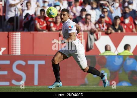 Diego Carlos de Séville en action pendant le match de la Liga Santander entre Sevilla FC et Real Betis à l'Estadio Ramon Sanchez Pizjuan sur 27 février 2022 à Séville, Espagne. (Photo de Jose Breton/Pics action/NurPhoto) Banque D'Images