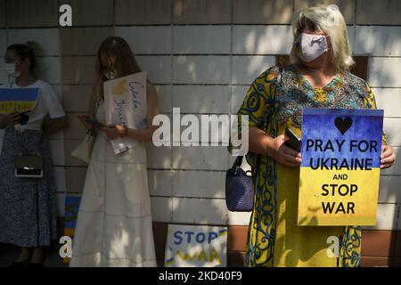 Les Ukrainiens vivant à Bangkok et les partisans protestent contre l'invasion russe de l'Ukraine devant l'ambassade russe à Bangkok, Thaïlande, 01 mars 2022. (Photo par Anusak Laowilas/NurPhoto) Banque D'Images