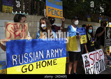 Les Ukrainiens vivant à Bangkok et les partisans protestent contre l'invasion russe de l'Ukraine devant l'ambassade russe à Bangkok, Thaïlande, 01 mars 2022. (Photo par Anusak Laowilas/NurPhoto) Banque D'Images