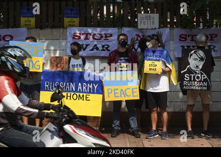 Les Ukrainiens vivant à Bangkok et les partisans protestent contre l'invasion russe de l'Ukraine devant l'ambassade russe à Bangkok, Thaïlande, 01 mars 2022. (Photo par Anusak Laowilas/NurPhoto) Banque D'Images