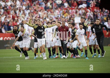 Les joueurs de Séville célèbrent la victoire après le match de la Liga Santander entre Sevilla FC et Real Betis à l'Estadio Ramon Sanchez Pizjuan sur 27 février 2022 à Séville, en Espagne. (Photo de Jose Breton/Pics action/NurPhoto) Banque D'Images