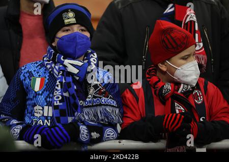 Supporters de l'AC Milan et du FC Internazionale lors du match de football de la Coppa Italia 2021/22 entre l'AC Milan et le FC Internazionale au stade Giuseppe Meazza, Milan, Italie sur 01 mars 2022 (photo de Fabrizio Carabelli/LiveMedia/NurPhoto) Banque D'Images