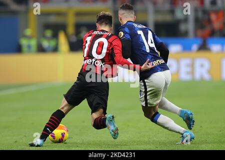 Ivan Perisic du FC Internazionale lutte contre le brahim Diaz de l'AC Milan lors du match de football 2021/22 entre l'AC Milan et le FC Internazionale au stade Giuseppe Meazza, Milan, Italie sur 01 mars 2022 (photo de Fabrizio Carabelli/LiveMedia/NurPhoto) Banque D'Images