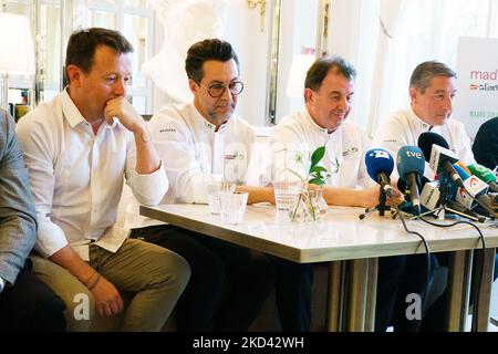 Joan Roca, Quique Dacosta, José Andrés et Martín Berasategui lors de la conférence de presse à l'hôtel Mandarin Oriental Ritz de Madrid. L'acteur Robert de Niro et son partenaire apprécieront ce mardi à Madrid un menu spécial conçu par Mauro Colagreco, Joan Roca, Quique Dacosta, José Andrés et Martín Berasategui, en paiement de l'acceptation de parrainer le congrès gastronomique de Madrid Fusión 2021. (Photo par Oscar Gonzalez/NurPhoto) Banque D'Images