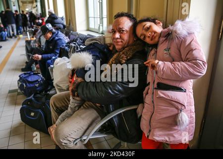 Une famille qui s'est échappée d'Ukraine repose à la gare de Przemysl, en Pologne, car plus de 300 mille personnes ont déjà fui l'Ukraine pour la Pologne à la suite de l'invasion russe - 2 mars 2022. Alors que l'armée de la Fédération de Russie a franchi les frontières ukrainiennes, le conflit entre l'Ukraine et le russe devrait forcer jusqu'à 4 millions d'Ukrainiens à fuir. Beaucoup de réfugiés vont chercher asile en Pologne. La plupart des évadés sont arrivés dans des villes frontalières comme Przemysl et sont déplacés dans les villes intérieures. (Photo par Dominika Zarzycka/NurPhoto) Banque D'Images