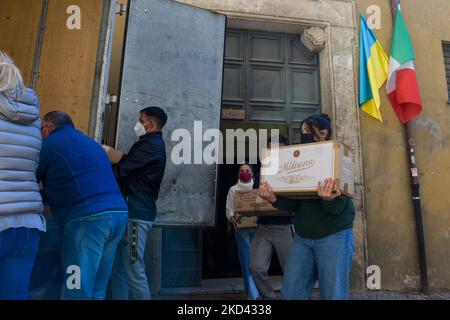 Départ des nécessités de base pour aider le peuple ukrainien, le convoi humanitaire se dirige vers Siret, une ville roumaine à la frontière avec l'Ukraine, à Rieti, le 2 mars 2022 (photo de Riccardo Fabi/NurPhoto) Banque D'Images