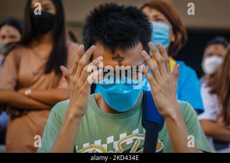 Les dévotés catholiques reçoivent des cendres sur le front après le service du mercredi des cendres dans la cathédrale d'Antipolo, aux Philippines, sur 02 mars 2022. (Photo par Ryan Eduard Benaid/NurPhoto) Banque D'Images