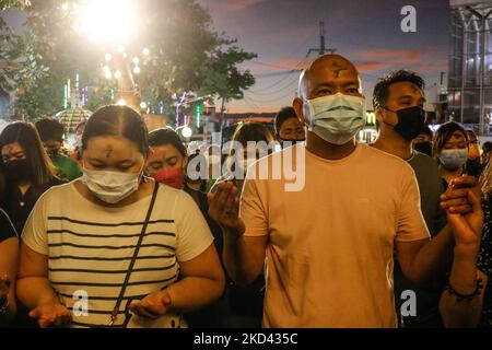 Les dévotés catholiques reçoivent des cendres sur le front après le service du mercredi des cendres dans la cathédrale d'Antipolo, aux Philippines, sur 02 mars 2022. (Photo par Ryan Eduard Benaid/NurPhoto) Banque D'Images