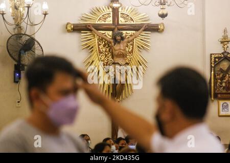 Les dévotés catholiques reçoivent des cendres sur le front après le service du mercredi des cendres dans la cathédrale d'Antipolo, aux Philippines, sur 02 mars 2022. (Photo par Ryan Eduard Benaid/NurPhoto) Banque D'Images