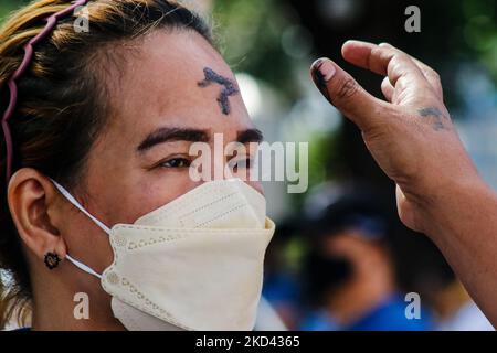 Les dévotés catholiques reçoivent des cendres sur le front après le service du mercredi des cendres dans la cathédrale d'Antipolo, aux Philippines, sur 02 mars 2022. (Photo par Ryan Eduard Benaid/NurPhoto) Banque D'Images