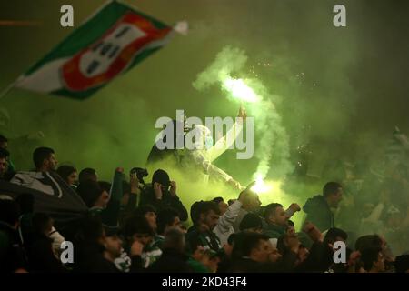 Les supporters du sport lors de la demi-finale du match de football de la première jambe de la coupe du Portugal entre le sportif CP et le FC Porto au stade José Alvalade de Lisbonne, au Portugal, sur 2 mars 2022. (Photo par Pedro Fiúza/NurPhoto) Banque D'Images