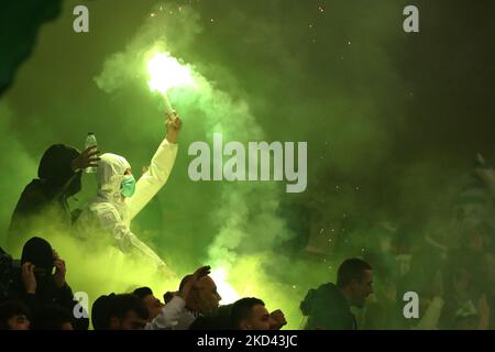 Les supporters du sport lors de la demi-finale du match de football de la première jambe de la coupe du Portugal entre le sportif CP et le FC Porto au stade José Alvalade de Lisbonne, au Portugal, sur 2 mars 2022. (Photo par Pedro Fiúza/NurPhoto) Banque D'Images