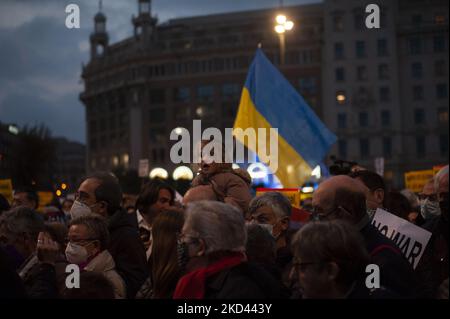 Environ 3000 personnes ont manifesté pour protester contre la guerre en Ukraine et dire non à la guerre, à Barcelone, en Espagne, sur 02 mars 2022. (Photo de Charlie Perez/NurPhoto) Banque D'Images