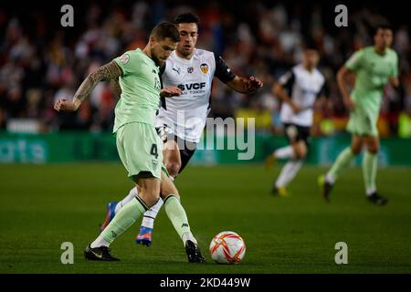 Inigo Martinez (L) du Club Athlétique rivalise pour le ballon avec Hugo Duro de Valencia CF lors de la demi-finale Copa del Rey deuxième match de jambe entre Valencia CF et le Club Athlétique au stade Mestalla sur 2 mars 2022, Valence, Espagne (photo de David Aliaga/Nuraga photo) Banque D'Images