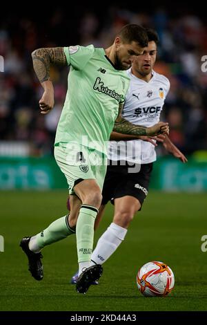 Inigo Martinez (L) du Club Athlétique rivalise pour le ballon avec Hugo Duro de Valencia CF lors de la demi-finale Copa del Rey deuxième match de jambe entre Valencia CF et le Club Athlétique au stade Mestalla sur 2 mars 2022, Valence, Espagne (photo de David Aliaga/Nuraga photo) Banque D'Images