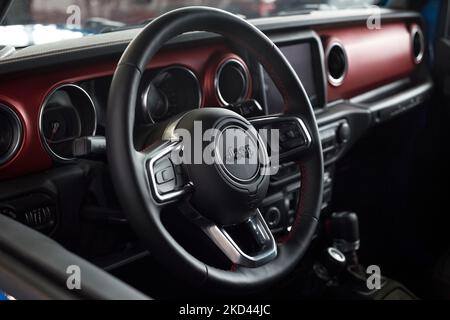 Russie, Izhevsk - 4 mars 2022 : salle d'exposition de Jeep. Intérieur du nouveau Wrangler Unlimited dans la salle d'exposition des concessionnaires. Alliance Stellantis. Transport moderne. Banque D'Images