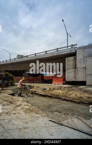 Medellin, Antioquia, Colombie - 2 juin 2022: Un ouvrier de construction comboîte Gravel avec un outil mécanique Banque D'Images