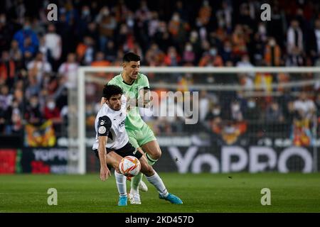 Goncalo Guedes (L) de Valence CF concurrence pour le ballon avec Yuri Berchiche du Club Athlétique lors de la demi-finale du match de deuxième jambe Copa del Rey entre Valencia CF et le Club Athlétique au stade Mestalla à 2 mars 2022, Valence, Espagne (photo de David Aliaga/Nuraphoto) Banque D'Images