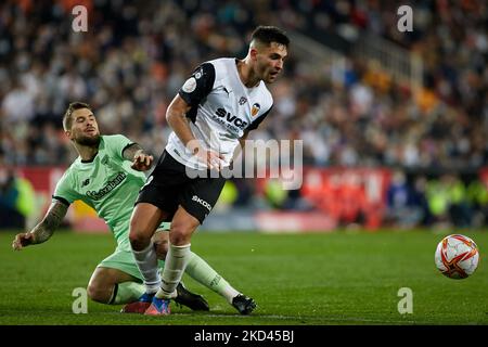 Hugo Duro (R) de Valencia CF concurrence pour le ballon avec Inigo Martinez du Club Athlétique lors de la demi-finale de la deuxième jambe Copa del Rey entre Valencia CF et le Club Athlétique au stade Mestalla sur 2 mars 2022, Valence, Espagne (photo de David Aliaga/Nuraga photo) Banque D'Images