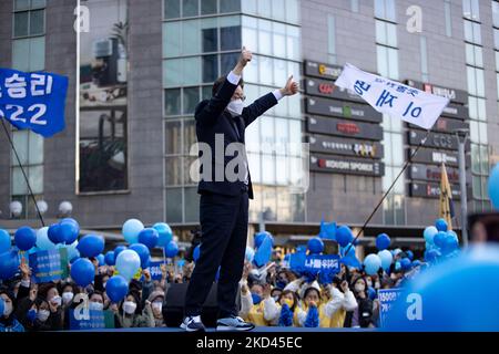 Lee Jae-myung, le candidat à l'élection présidentielle du parti démocrate au pouvoir, salue ses partisans à son arrivée pour une campagne électorale sur 03 mars 2022 à Séoul, en Corée du Sud. (Photo de Chris Jung/NurPhoto) Banque D'Images