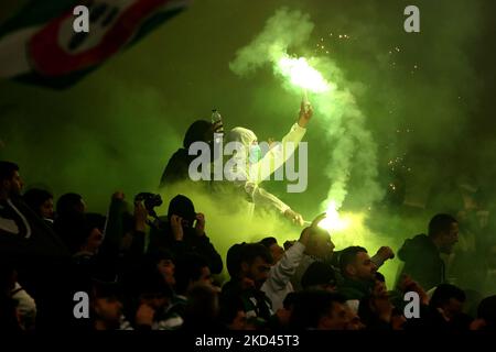 Les supporters du sport lors de la demi-finale du match de football de la première jambe de la coupe du Portugal entre le sportif CP et le FC Porto au stade José Alvalade de Lisbonne, au Portugal, sur 2 mars 2022. (Photo par Pedro Fiúza/NurPhoto) Banque D'Images