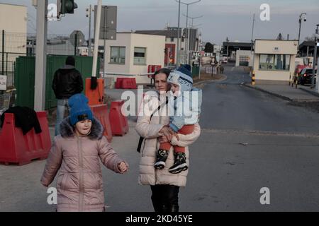 Ukrainiens traversant la frontière à Medyka, en Pologne, sur 3 mars 2022. Plus de 1 millions de réfugiés quittent l'Ukraine en une semaine depuis l'invasion russe. Tandis que le conflit continue, les réfugiés de guerre continuent de fuir leur ville natale pour atteindre la frontière polonaise afin d'accéder à l'Union européenne. (Photo par Enrico Mattia Del Punta/NurPhoto) Banque D'Images