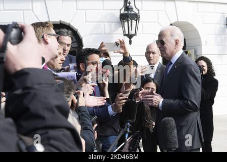 LE président AMÉRICAIN Joe Biden s'entretient avec des journalistes avant de quitter la Maison-Blanche en route vers la base commune Andrews, aujourd'hui sur 02 mars 2022 à la Maison-Blanche de South Lawn à Washington DC, aux États-Unis. (Photo de Lénine Nolly/Nur photo) Banque D'Images