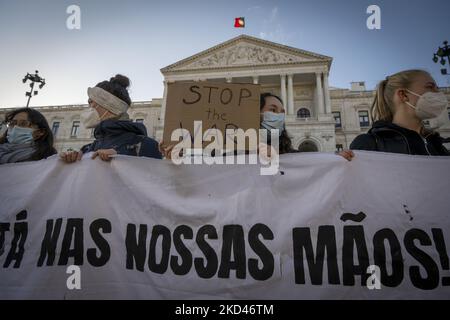 Des militants manifestent contre la guerre et l'utilisation des combustibles fossiles lors du rassemblement à l'Assemblée de la République de Lisbonne. 03 mars 2022. Manifestation menée par la grève des étudiants de Lisbonne sur le climat en réponse à un appel urgent vendredi pour l'avenir de l'Ukraine par le biais duquel des dizaines d'actions sont organisées dans le monde entier. À Lisbonne, le collectif a l'intention de « renoncer à l'impérialisme, provoqué par le capitalisme fossile, responsable du financement de la guerre et de la violence non seulement en Ukraine, mais aussi dans de nombreux autres pays du monde ». (Photo par Jorge Mantilla/NurPhoto) Banque D'Images