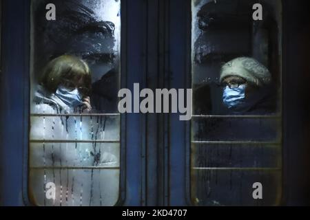 Des passagers sont arrivés à bord d'un train d'Odessa via Lviv en Ukraine à la gare de Przemysl, en Pologne, sur 03 mars 2022. L'invasion russe en Ukraine provoque un exode massif de réfugiés vers la Pologne. (Photo de Beata Zawrzel/NurPhoto) Banque D'Images