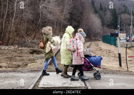 Une famille ukrainienne arrive au poste-frontière polonais à Kroscienko pendant que l'invasion russe a forcé de nombreux Ukrainiens à fuir - 4 mars 2022. Alors que l'armée de la Fédération de Russie a franchi les frontières ukrainiennes, le conflit entre l'Ukraine et le russe devrait forcer jusqu'à 4 millions d'Ukrainiens à fuir, environ un demi-million de personnes sont déjà entrées en Pologne. Les évadés sont principalement des femmes et des enfants. (Photo par Dominika Zarzycka/NurPhoto) Banque D'Images