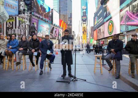 Le maire de la N.Y.C. Eric Adams lève un mandat de masque d'école et des règles de vaccination à l'intérieur. Le maire Eric Adams a déclaré vendredi, 4 mars 2022, qu'il a officiellement mis fin au mandat de masque de la ville de New York pour les écoles publiques et à une exigence de preuve de vaccination pour les restaurants intérieurs, les salles de gym et les lieux de divertissement, un moment important pour une ville qui était autrefois un épicentre de la pandémie. (Photo de John Nacion/NurPhoto) Banque D'Images