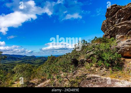 Belle image de la chaîne de montagnes avec leurs rochers et leur végétation et les forêts typiques de l'état de Minas Gerais au Brésil par une journée ensoleillée Banque D'Images