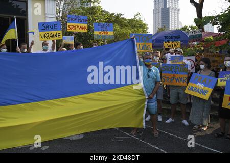 Les Ukrainiens vivant à Bangkok et leurs partisans tiennent des pancartes lors d'une manifestation pacifique contre l'invasion russe de l'Ukraine, à Bangkok, Thaïlande, 05 mars 2022. (Photo par Anusak Laowilas/NurPhoto) Banque D'Images