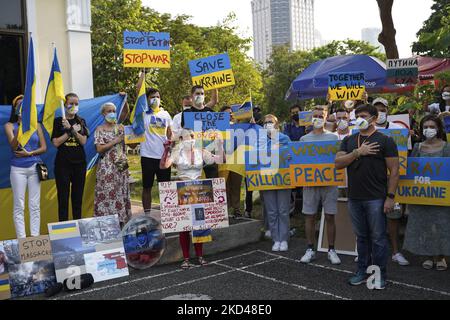 Les Ukrainiens vivant à Bangkok et leurs partisans tiennent des pancartes lors d'une manifestation pacifique contre l'invasion russe de l'Ukraine, à Bangkok, Thaïlande, 05 mars 2022. (Photo par Anusak Laowilas/NurPhoto) Banque D'Images