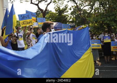 Les Ukrainiens vivant à Bangkok et leurs partisans tiennent des pancartes lors d'une manifestation pacifique contre l'invasion russe de l'Ukraine, à Bangkok, Thaïlande, 05 mars 2022. (Photo par Anusak Laowilas/NurPhoto) Banque D'Images