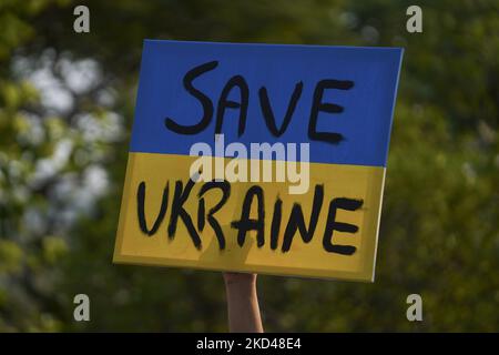 Les Ukrainiens vivant à Bangkok et leurs partisans tiennent des pancartes lors d'une manifestation pacifique contre l'invasion russe de l'Ukraine, à Bangkok, Thaïlande, 05 mars 2022. (Photo par Anusak Laowilas/NurPhoto) Banque D'Images