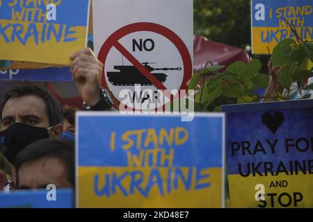 Les Ukrainiens vivant à Bangkok et leurs partisans tiennent des pancartes lors d'une manifestation pacifique contre l'invasion russe de l'Ukraine, à Bangkok, Thaïlande, 05 mars 2022. (Photo par Anusak Laowilas/NurPhoto) Banque D'Images