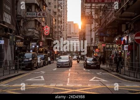 Hong Kong, Chine, 5 mars 2022, le soleil couchant illumine la rue Dundas à Mongkok. (Photo de Marc Fernandes/NurPhoto) Banque D'Images